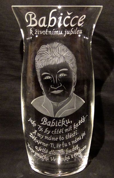 photo: Dárek k jubileu babičce - váza s portrétem