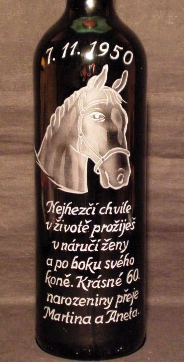 photo: Hlava koně a slogan