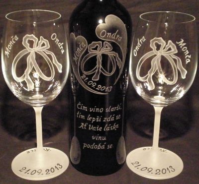 photo: Prstýnky na sklenicích a lahvi s vínem