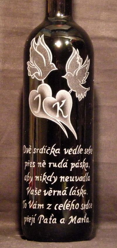 photo: Svatební motiv na lahvi vína