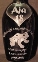 photo: Žába na lahvi s vínem